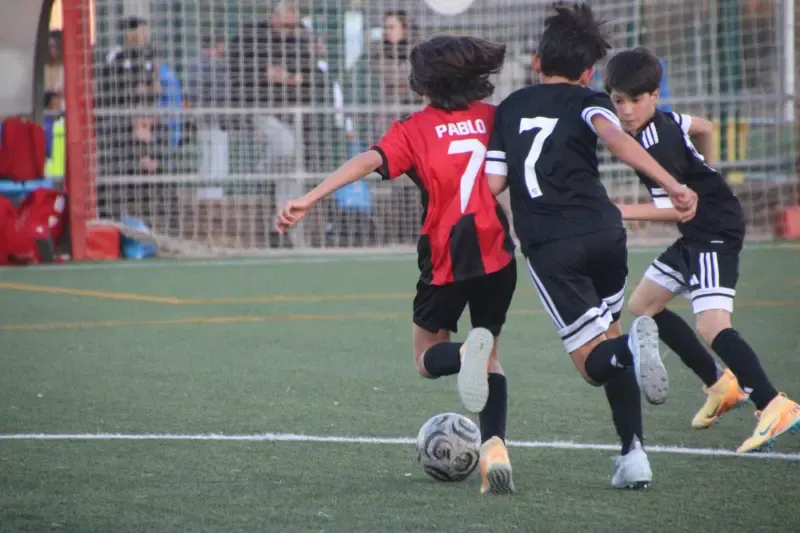 Battle for the ball at an ÍscarCup match