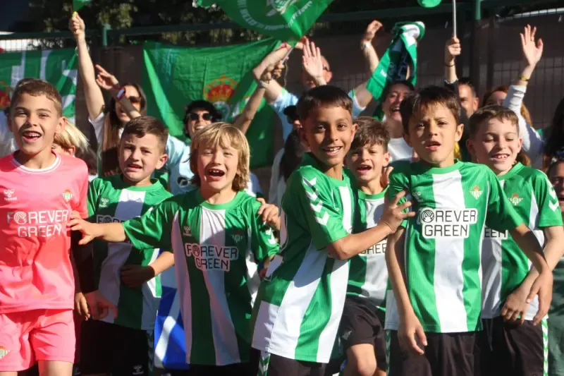 Players celebrating a goal at ÍscarCup 2026