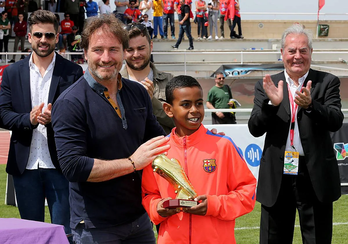 Entrega de trofeo en una edición anterior de la ÍscarCup